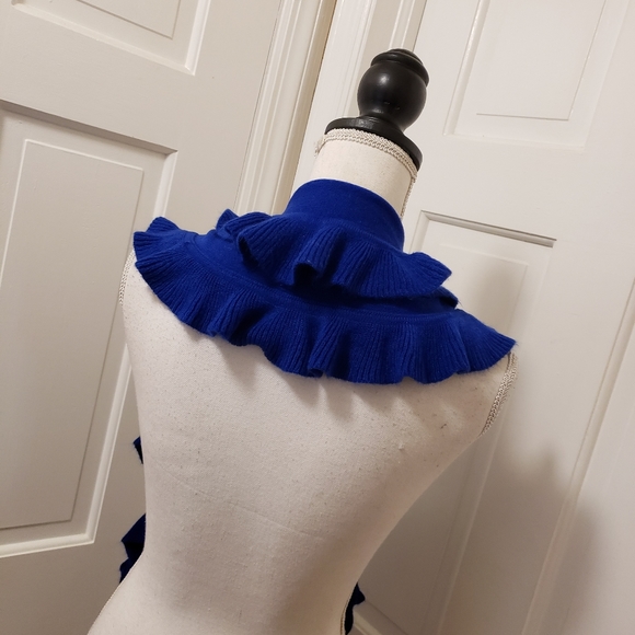 NWT Eighteen Collection clematis blue ruffled scarf - Picture 4 of 9